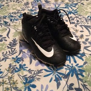 Nike football cleats boys 7.5 EUC